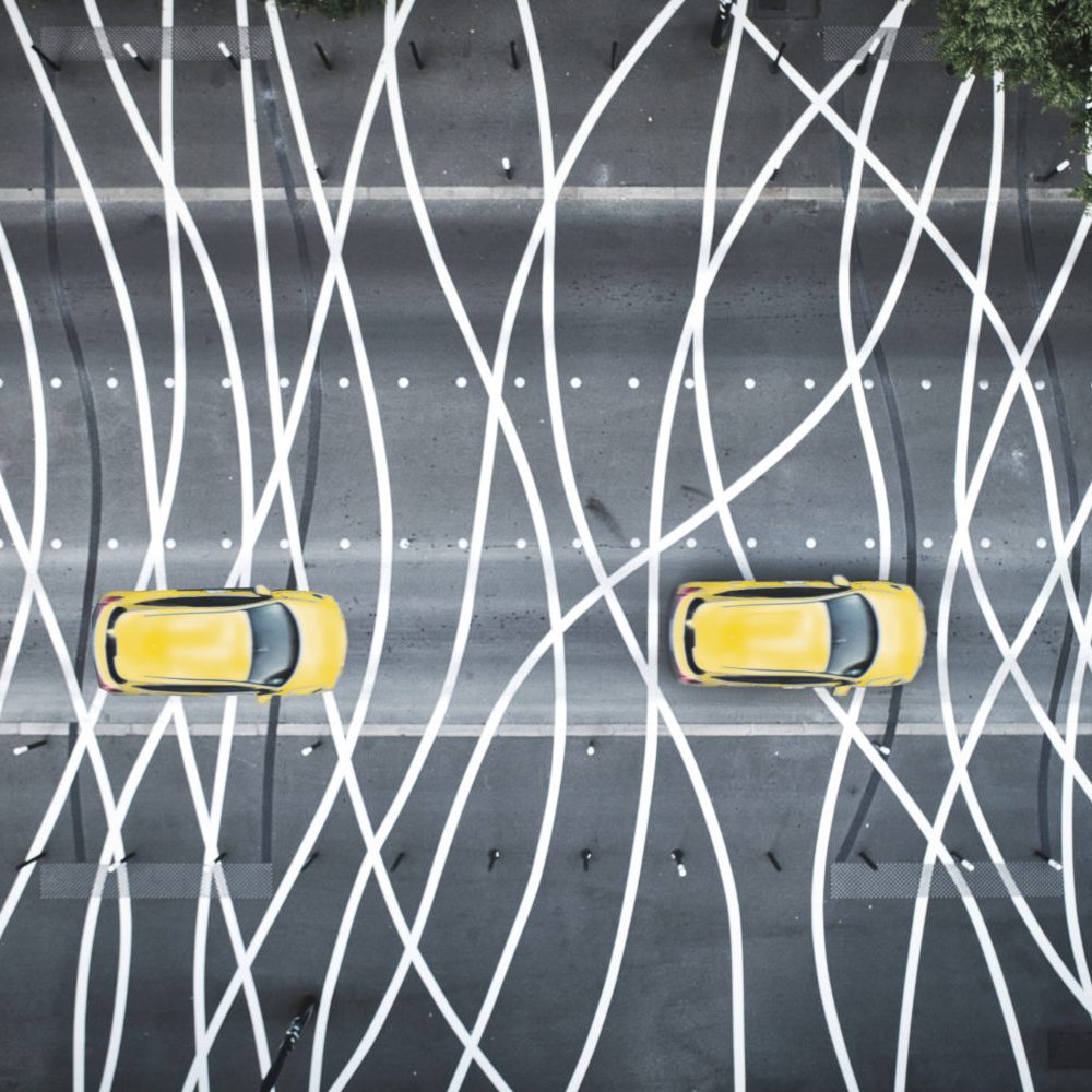 Prise de vue d'un passage piéton très différent des autres. Des lignes se croisent et se décroisent en des formes harmonieuses. Il s'agit d'une oeuvre du VAN, le Voyage à Nantes. Sur ce passage piéton très graphique vu du ciel, deux voitures jaunes se succèdent. Cette photo a été prise dans le cadre d'un suivi de chantier pour le compte de la société Esvia, boulevard Léon Bureau, ou communément appelé Boulevard de l'éléphant.
