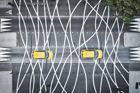 Prise de vue d'un passage piéton très différent des autres. Des lignes se croisent et se décroisent en des formes harmonieuses. Il s'agit d'une oeuvre du VAN, le Voyage à Nantes. Sur ce passage piéton très graphique vu du ciel, deux voitures jaunes se succèdent. Cette photo a été prise dans le cadre d'un suivi de chantier pour le compte de la société Esvia, boulevard Léon Bureau, ou communément appelé Boulevard de l'éléphant.