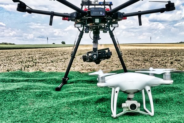 Comme instructeur en Allemagne, nous avons pu comparatif entre la matrice 600 Pro de chez DJI et le Phantom 4 Pro de la même marque. Nous ne sommes pas dans la même catégorie de drone.