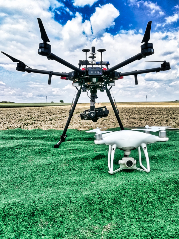 DJI-M600-PH4 Comme instructeur en Allemagne, nous avons pu comparatif entre la matrice 600 Pro de chez DJI et le Phantom 4 Pro de la même marque. Nous ne sommes pas dans la même catégorie de drone.