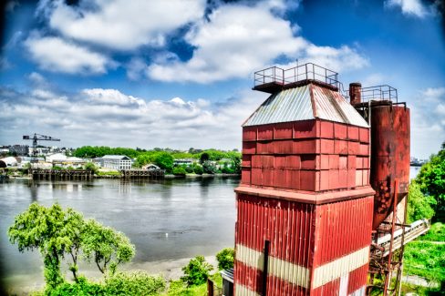 Prises de vues aériennes du pendule de Trentemoult. Ce dernier, encore une oeuvre du Voyage à nantes, fait face à la Loire et ses tumultes. En face la grue noire, le LAB et l'Agence AIA Life designers.