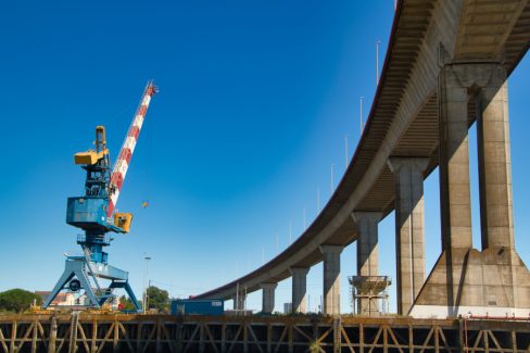 Le Pont de Cheviré et les grues qui l'entourent jalonnent le parcours de Loire. Au sud les pêcheries, en remontant la Loire et arrivant sur Nantes l'activité industrielle.