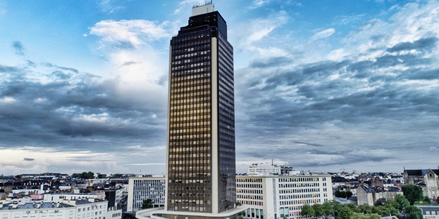 La Tour de Bretagne Prise de vue aérienne diffusée sur Instagram depuis notre compte. On y voit la tour de Bretagne, quelques jours avant sa fermeture pour quelques années pour raisons de désamiantage