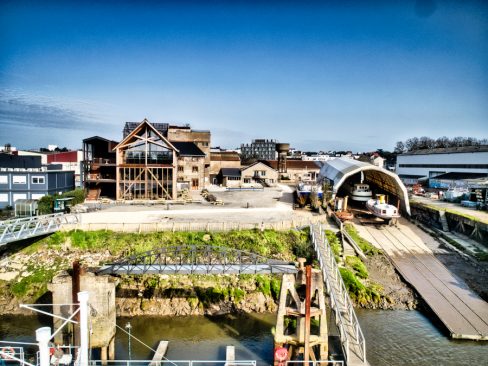 Embarquement depuis les docks de Chantenay en pleine rénovation et mutation. Ici le LAB et les chantier de Lesclain