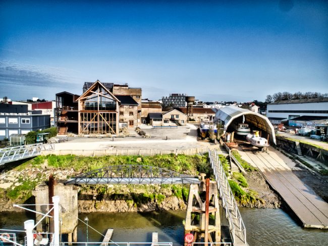 les Docks Embarquement depuis les docks de Chantenay en pleine rénovation et mutation. Ici le LAB et les chantier de Lesclain