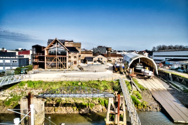 Embarquement depuis les docks de Chantenay en pleine rénovation et mutation. Ici le LAB et les chantier de Lesclain
