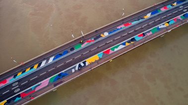 Le Pont Anne de Bretagne à Nantes a gagné en couleurs. Ces dernières contrastes avec la couleur de la Loire si caractéristique.