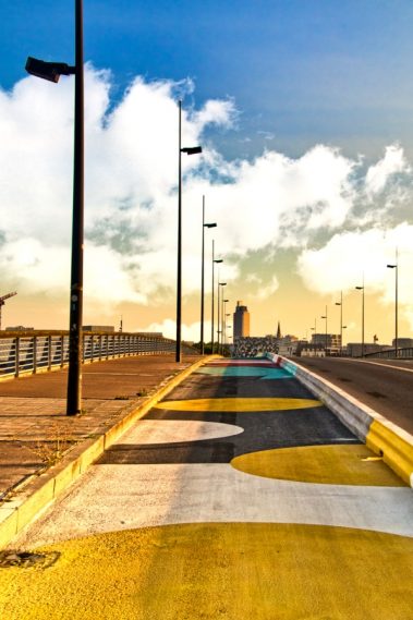 Le Pont des 3 continents a lui aussi à l'instar des ponts Anne de Bretagne et Willy Brandt pris des couleurs pendant cet été 2020. Ces 3 ponts se dotent aujourd'hui d'une piste cyclable.