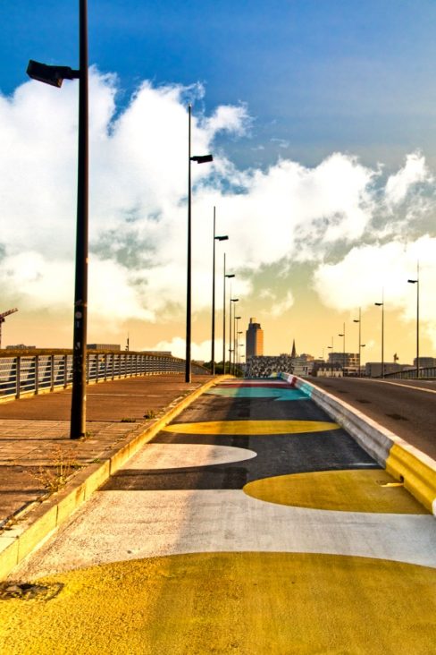 Le Pont des 3 continents a lui aussi à l'instar des ponts Anne de Bretagne et Willy Brandt pris des couleurs pendant cet été 2020. Ces 3 ponts se dotent aujourd'hui d'une piste cyclable.