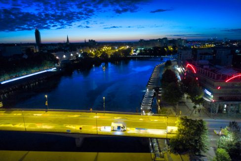 Le soleil n'est pas encore lever sur le Pont Anne de Bretagne. C'est l'heure bleue et les équipes de la société Esvia sont à l'oeuvre sur le Pont Anne de Bretagne.