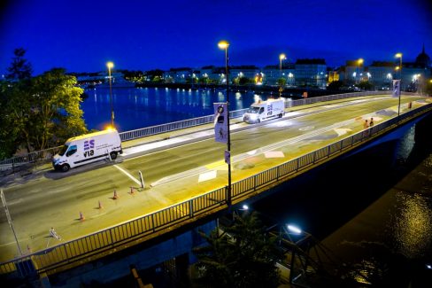Au coeur de Nantes, les équipes de la société Esvia effectue des opérations nocturnes de peinture et d'application de résines.