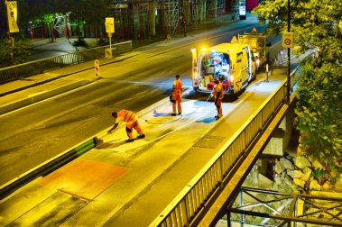 Application de résine à fort coefficient antidérapant pour les nouvelles pistes cyclables du Pont Anne de Bretagne à Nantes.