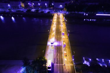 Photographies de nuit du Pont Anne de Bretagne et ses candelabres à dominantes Jaune est en train d'être peint.