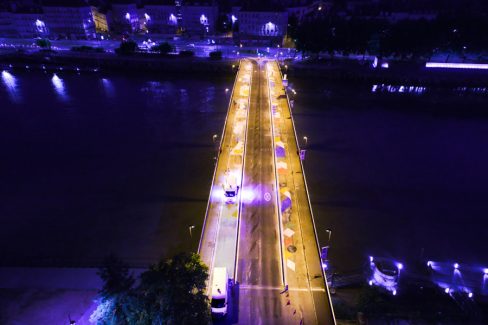 Photographies de nuit du Pont Anne de Bretagne et ses candelabres à dominantes Jaune est en train d'être peint.