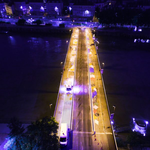 Photographies de nuit du Pont Anne de Bretagne et ses candelabres à dominantes Jaune est en train d'être peint.