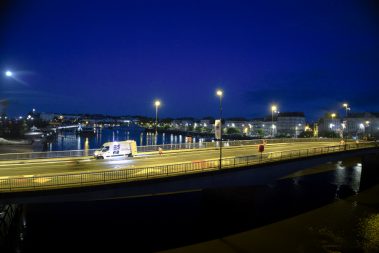 Les équipes de la société Esvia sont en train de peindre le Pont Anne de Bretagne dans le cadre du Voyage à Nantes
