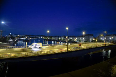 Les équipes de la société Esvia sont en train de peindre le Pont Anne de Bretagne dans le cadre du Voyage à Nantes