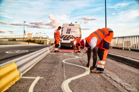 Préparation des sols avant de couleur des résines colorées.