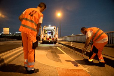 Les equipes de la société Esvia sont à l'ouvrage sur le Pont Anne de Bretagne et applique des résines colorées.