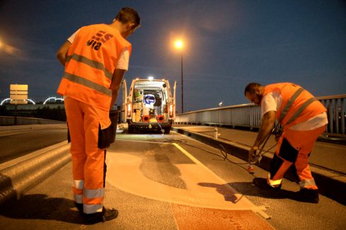 Les equipes de la société Esvia sont à l'ouvrage sur le Pont Anne de Bretagne et applique des résines colorées.