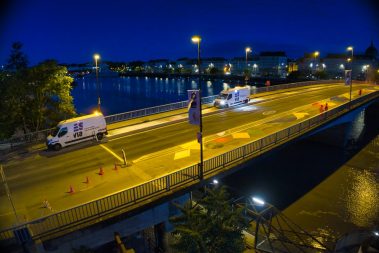 Le chantier nocturne pour le société Esvia se termine. Après plusieurs nuits entre marquages et applications de différentes couleurs de résine, l'aspect définitif et souhaité prend forme. Le jour va bientôt se lever et la vie reprendre des couleurs diurnes.