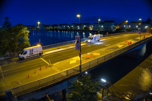 Le chantier nocturne pour le société Esvia se termine. Après plusieurs nuits entre marquages et applications de différentes couleurs de résine, l'aspect définitif et souhaité prend forme. Le jour va bientôt se lever et la vie reprendre des couleurs diurnes.
