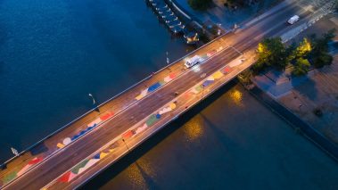 Suivi de chantier sur le pont Anne de Bretagne pour le compte de la société Esvia. Imaginé par le collectif les "feebles" . Le but ? Matérialisé par des dessins les pistes cyclables et ainsi laisser les mobilités douces s'installer. Sur cette photographie aérienne, au petit matin, les équipes de la société de marquage sont en train d'appliquer les résines de couleurs différentes.