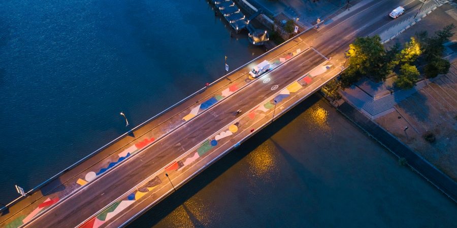 Color Pont Suivi de chantier sur le pont Anne de Bretagne pour le compte de la société Esvia. Imaginé par le collectif les "feebles" . Le but ? Matérialisé par des dessins les pistes cyclables et ainsi laisser les mobilités douces s'installer. Sur cette photographie aérienne, au petit matin, les équipes de la société de marquage sont en train d'appliquer les résines de couleurs différentes.