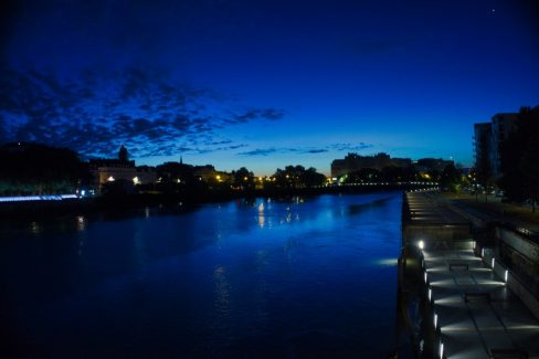 C'est l'heure bleue depuis le pont Anne de Bretagne à Nantes en Loire Atlantique. Je n'ai jamais vu autant de bleus différents dans un ciel. Ce dernier ce reflète dans les eaux d'habitude sombre de la Loire. Le soleil n'est pas encore levé, et même les nuages ont pris une teinte bleu foncé.