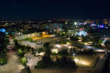 Prises de vues nocturnes en drone de l'île de Nantes. A cette heure tardive le carrousel des Mondes marins est encore illuminé, les anneaux de Buren brillent encore au loin., pendant que l'éléphant dort encore.