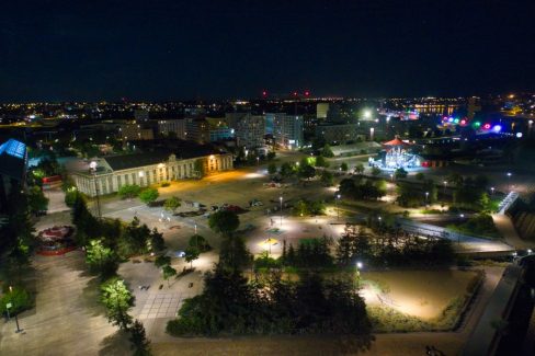 Prises de vues nocturnes en drone de l'île de Nantes. A cette heure tardive le carrousel des Mondes marins est encore illuminé, les anneaux de Buren brillent encore au loin., pendant que l'éléphant dort encore.