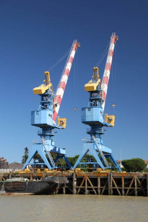 Deux grues jumelles aux bords de Loire. De l'autre côté du pont de Cheviré, dans le port industriel deux grues bigarrées bordent le fleuve en attente d'un chargement ou déchargement. Le corps de ces dernières est bleu, le bras est blanc et rouge et des parties en jaune égayent le tout. Qu'elles sont belles !!