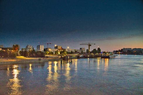 Le soleil se lève à peine sur l'île de Nantes. Les lumières artificielles côtoient les lumières bleues et jaune pâle du matin.