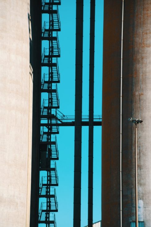 Entre deux silos, un escalier monumental donne accès à l'enfer ou au paradis. Cet escalier dont l'ombre noire se dessine sur un ciel immensément bleu
