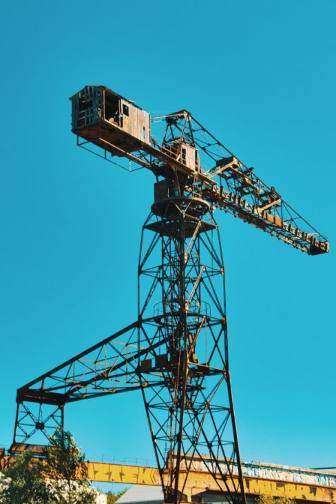 La grue noire, ou grue Marteau de Nantes sur fond bleu. Cette grue mérite une rénovation