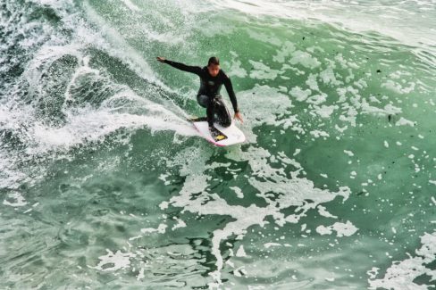 Un bodyboarder fait son take-off sur une belle vague. Il réussit avec succès une figure. Nous sommes à Port-Blanc sur la presqu'île de Quiberon. L'eau est fraîche, mais les vagues sont belles.
