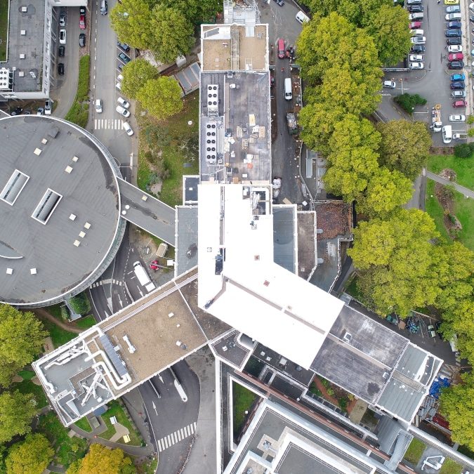 Prise de vue aérienne de la toiture du CH Debré sur le site du CHU d'Angers- Un nouveau procédé de réfléchissent des rayons solaires, le PointReflect de chez Axter a été appliqué à l'étanchéité.