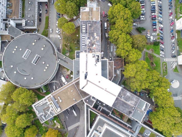 Prise de vue aérienne de la toiture du CH Debré sur le site du CHU d'Angers- Un nouveau procédé de réfléchissent des rayons solaires, le PointReflect de chez Axter a été appliqué à l'étanchéité.