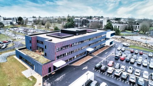 Prises de vues aériennes en réception de chantier de la MSA des Deux-Sèvres à côté de Niort. Le bâtiment prend des teintes diverses suivant les angles grâce à un procédé ingénieux de bardage.