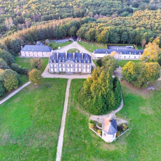 Vue aérienne du château de Manéhouarn quelques minutes avant le coucher du soleil. Il s'étend sur plusieurs dizaines d'hectares et va bientôt revêtir ses couleurs d'automne, donnant au château l'aspect d'un diamant dans une forêt de couleurs.