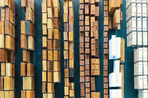 Vue aérienne du parc de stockage de bois chez Piveteau Bois en Vendée