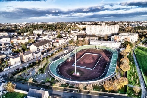 Prise de vue aérienne du vélodrome d'Angers non loin du quartier de Belle-Beille et du centre ville. La piste est verte et de forme ovoïde.