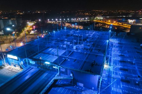 Prise de vue aérienne par drone du décathlon et du cinéma dans la zone commerciale d'Atlantis en Loire Atlantique. De nuit, cette structure située sur la commune de Saint Herblain prend des teintes bleutées.