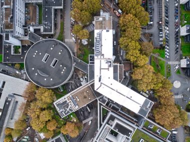 tel un triskell, l'institut Robert Debré vu du ciel. La toiture est en grande partie blanche car une résine de chez Axter a été appliquée afin de réfléchir les rayons du soleil et d'abaisser la température des pièces situées sous les toits.