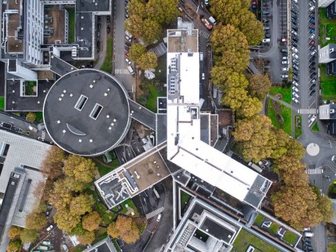 tel un triskell, l'institut Robert Debré vu du ciel. La toiture est en grande partie blanche car une résine de chez Axter a été appliquée afin de réfléchir les rayons du soleil et d'abaisser la température des pièces situées sous les toits.