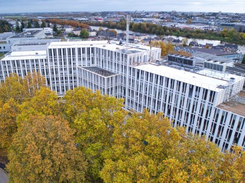 Prises de vue par drone et suivi de chantiers du CHU d'Angers. L'aile Debré est en cours de rénovation. Le système PaintReflect vient d'être appliqué par les équipes de la société Isore. Les arbres nous rappellent que nous sommes en Automne.