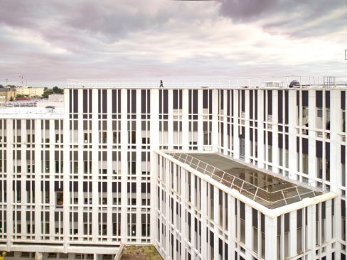 Un conducteur de travaux de chez Isore inspecte la toiture que ses équipes viennent de réaliser sur l'hôpital Debré à Angers.