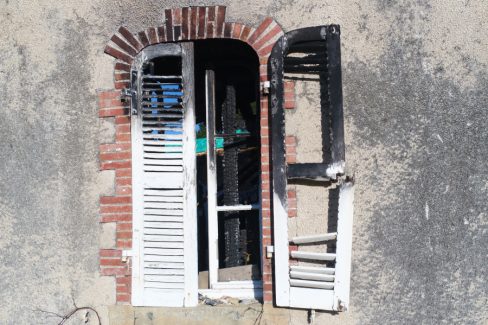 Inspection par drone suite à un incendie. Le drone permet d'accéder sans endommager la scène de crime à quasiment toutes les parties de la demeure. Ici une photographie d'une fenêtre partiellement brûlée lors de l'évènement.