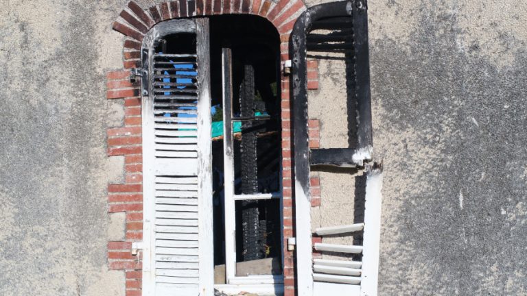 Inspection par drone suite à un incendie. Le drone permet d'accéder sans endommager la scène de crime à quasiment toutes les parties de la demeure. Ici une photographie d'une fenêtre partiellement brûlée lors de l'évènement.