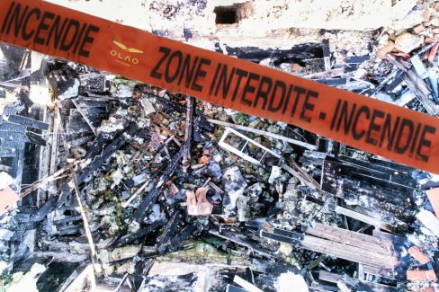 Le drone permet lors d'une inspection d'accéder dans les lieux même amiantés sans risquer de vie humaine ou d'éventuelles contaminations. Sur cette photo d'un intérieur ravagé par les flammes, le drone permet des constations et évaluations des dégâts par des sociétés d'assurance. L'étage s'est effondré, les poutres sont calcinées. Il faut reconstruire.